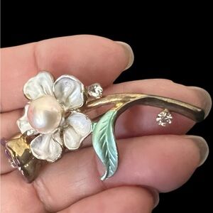 Vintage Elegant Pearl Flower Brooch